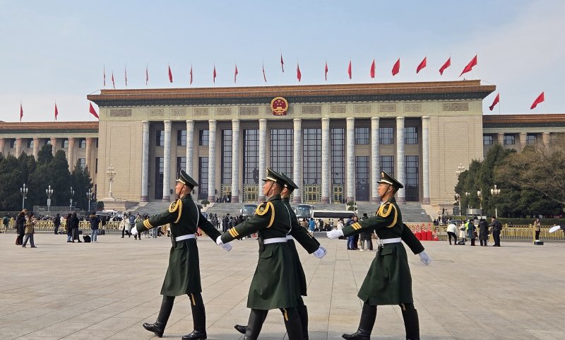 [베이징=뉴시스] 박정규 특파원 = 양회(兩會·전국인민대표대회와 전국인민정치협상회의) 이틀째인 5일 베이징 인민대회당에서 제14기 전국인민대표대회(전인대) 제3차 회의 개막식이 열렸다. 사진은 인민대회당 앞을 지나가는 중국 군인들. 2025.03.05 pjk76@newsis.com