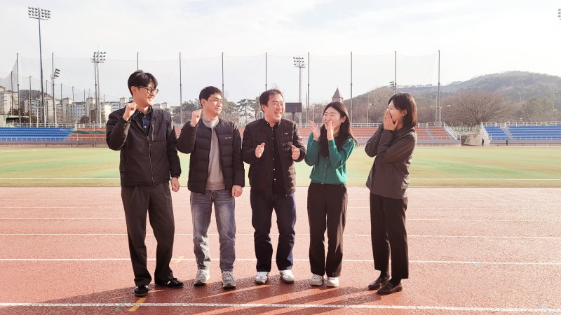 [창원=뉴시스] 강경국 기자 = 경남 창원특례시 문화관광체육국 관광과 이동근(45) 주무관이 제63회 진해군항제를 준비하는 축제팀 직원들과 담소를 나누고 있다. 2025.03.05. kgkang@newsis.com *재판매 및 DB 금지