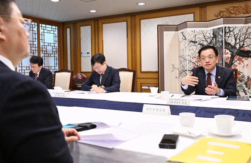 [서울=뉴시스] 최진석 기자 = 최상목 대통령 권한대행 부총리 겸 기획재정부 장관이 5일 서울 종로구 정부서울청사에서 열린 대외경제현안간담회에서 발언하고 있다. (사진=기획재정부 제공) 2025.03.05. photo@newsis.com *재판매 및 DB 금지