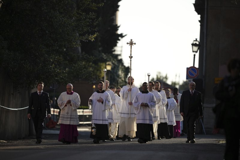 [로마=AP/뉴시스] 사순절 시작을 알리는 '재의 수요일'인 5일(현지 시간) 이탈리아 로마 성안셀모 성당에서 산타 사비나 성당으로 행렬이 진행되고 있다. 이날 사순절 첫 미사는 교황 대신 안젤로 데 도나티스 추기경이 대신 집전했다. 2025.03.06.