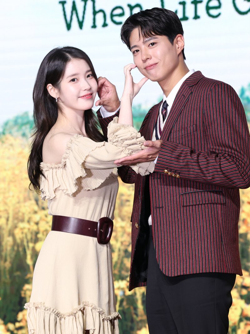 [뉴스1 ★]박보검♥아이유, 몽글몽글 감성 커플…美친 비주얼