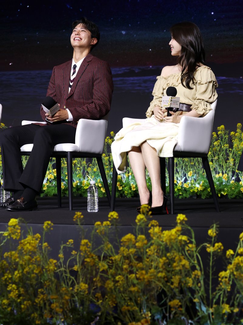 [뉴스1 ★]박보검♥아이유, 몽글몽글 감성 커플…美친 비주얼