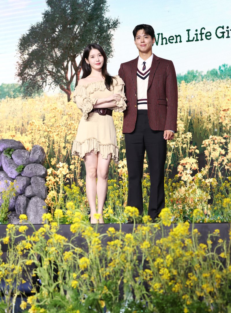 [뉴스1 ★]박보검♥아이유, 몽글몽글 감성 커플…美친 비주얼