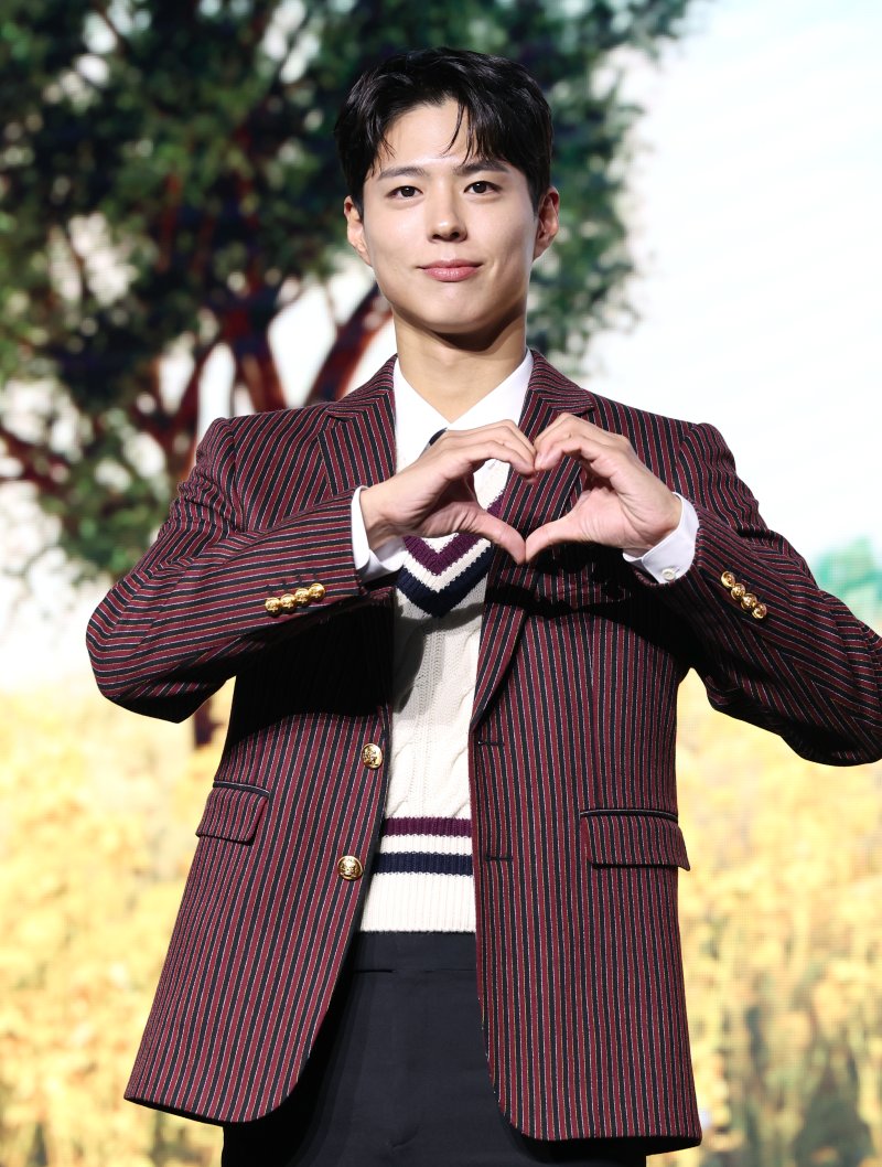 [뉴스1 ★]박보검♥아이유, 몽글몽글 감성 커플…美친 비주얼