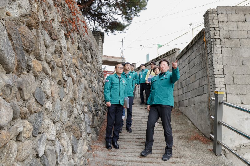 [원주=뉴시스] 해빙기 취약시설인 명륜1동 급경사지를 점검하는 원강수 원주시장. (사진=원주시 제공). photo@newsis.com *재판매 및 DB 금지