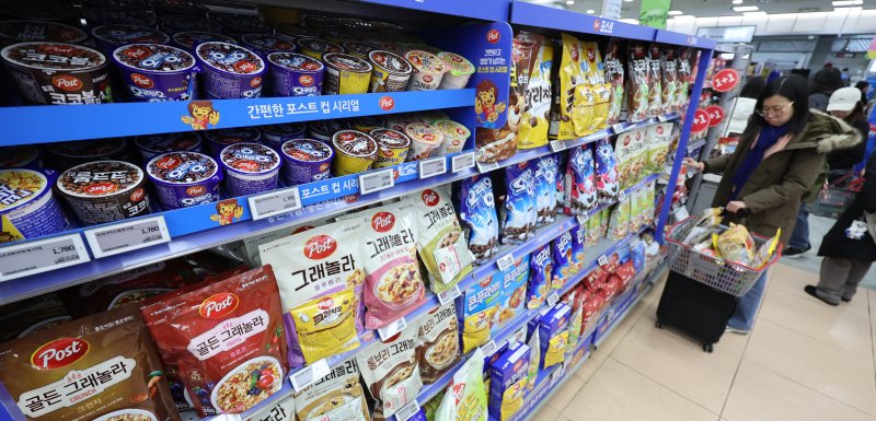 [서울=뉴시스] 김금보 기자 = 서울시내 한 대형마트에 시리얼 상품이 진열돼 있다. 2025.02.13. kgb@newsis.com