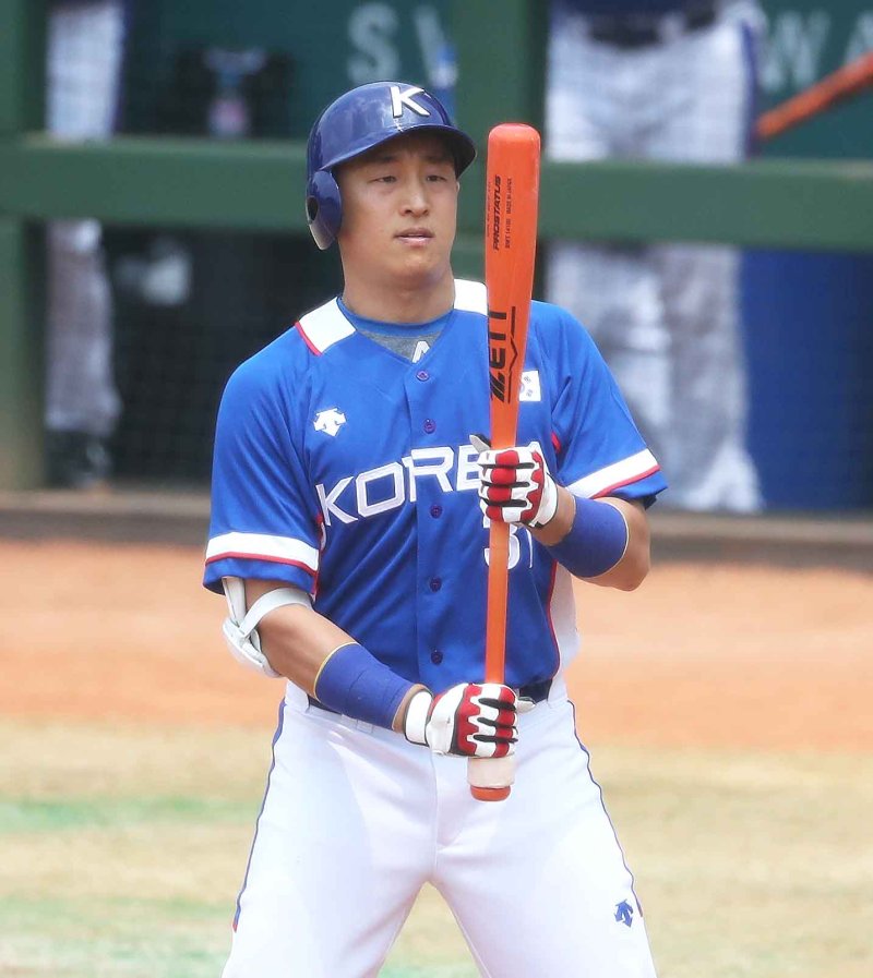 30일 오후 인도네시아 자카르타 겔로라 붕 카르노(GBK) 야구장에서 열린 2018 자카르타·팔렘방 아시안게임 야구 슈퍼라운드 대한민국과 일본의 경기 2회초 1사 1, 2루 상황 대한민국 손아섭이 배트를 바라보고 있다. 2018.8.30/뉴스1 ⓒ News1 임세영 기자