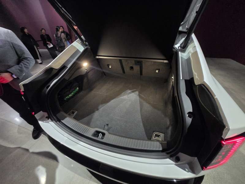 5일(현지시간) 스웨덴 스톡홀름 근교 미술관 아티펠라그에서 공개된 볼보자동차의 순수 전기(BEV) 세단 'ES90'의 트렁크 모습. 패스트백 디자인으로 최대 424L를 적재할 수 있다. 2025.03.05. ⓒ 뉴스1 김성식 기자.