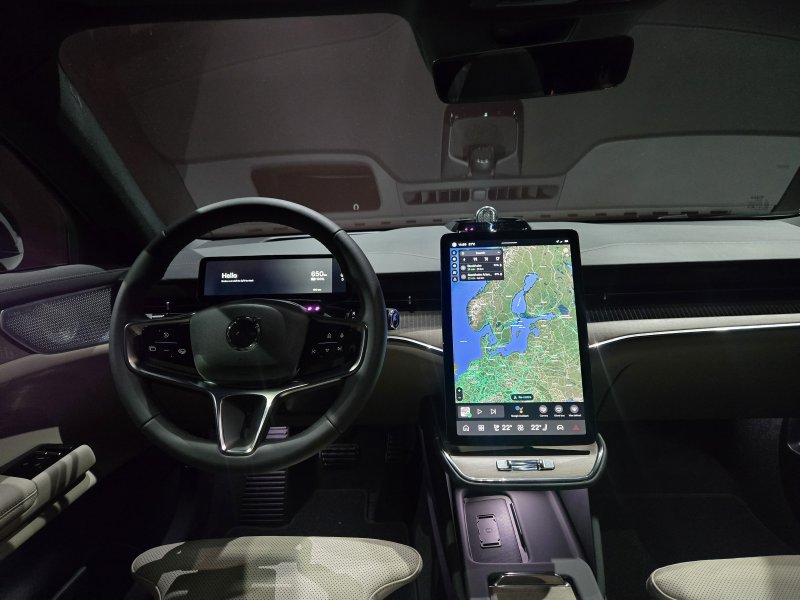 5일(현지시간) 스웨덴 스톡홀름 근교 미술관 아티펠라그에서 공개된 볼보자동차의 순수 전기(BEV) 세단 'ES90'의 내부 1열 인테리어 모습. 물리버튼이 없어지고 비상등을 포함한 모든 차량 조작 기능이 센터패시아에 자리한 중앙 디스플레이에 들어갔다. 2025.03.05. ⓒ 뉴스1 김성식 기자.