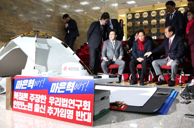 국민의힘 권영세 비상대책위원장과 권성동 원내대표가 6일 오전 서울 여의도 국회 로텐더홀에서 마은혁 헌법재판관 후보자 임명을 반대하며 무기한 단식 농성 중인 박수영 의원을 찾아 대화하고 있다. 2025.3.6/뉴스1 ⓒ News1 김민지 기자