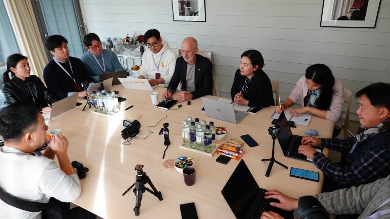 짐 로완 볼보자동차 최고경영자(CEO)가 5일(현지시간) 스웨덴 스톡홀름 근교의 미술관 아티펠라그에서 한국 취재진과 만나 인터뷰를 하는 모습(공동취재). 이날 인터뷰는 준대형 순수 전기 세단 'ES90' 공개 글로벌 기자회견 직후 이뤄졌다. 2025.03.05.