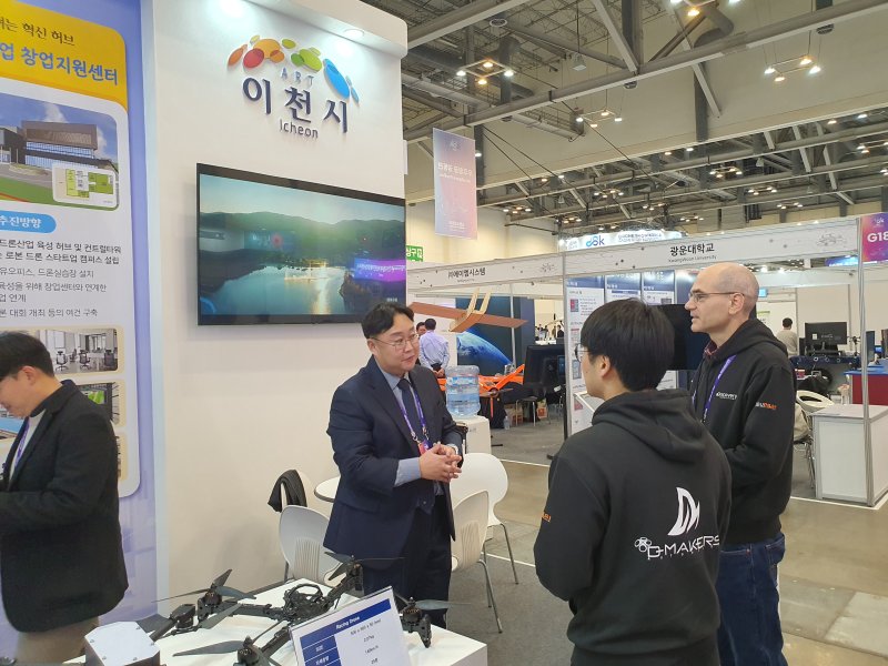 이천시가 2월 26일부터 28일까지 부산 벡스코에서 열린‘2025 드론쇼코리아’에 홍보 전시관을 운영했다.(이천시 제공)