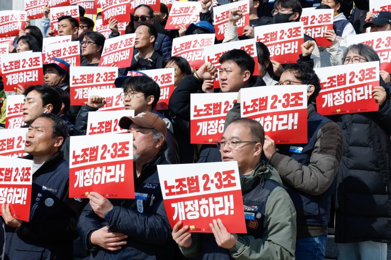 지난 3월 6일 서울 여의도 국회 본청 계단에서 열린 '노조법 2·3조 개정안 발의 야5당·노동·시민사회 기자회견'에서 참석자들이 노조법 2·3조 개정안(노란봉투법) 통과를 촉구하며 구호를 외치고 있다. 뉴스1