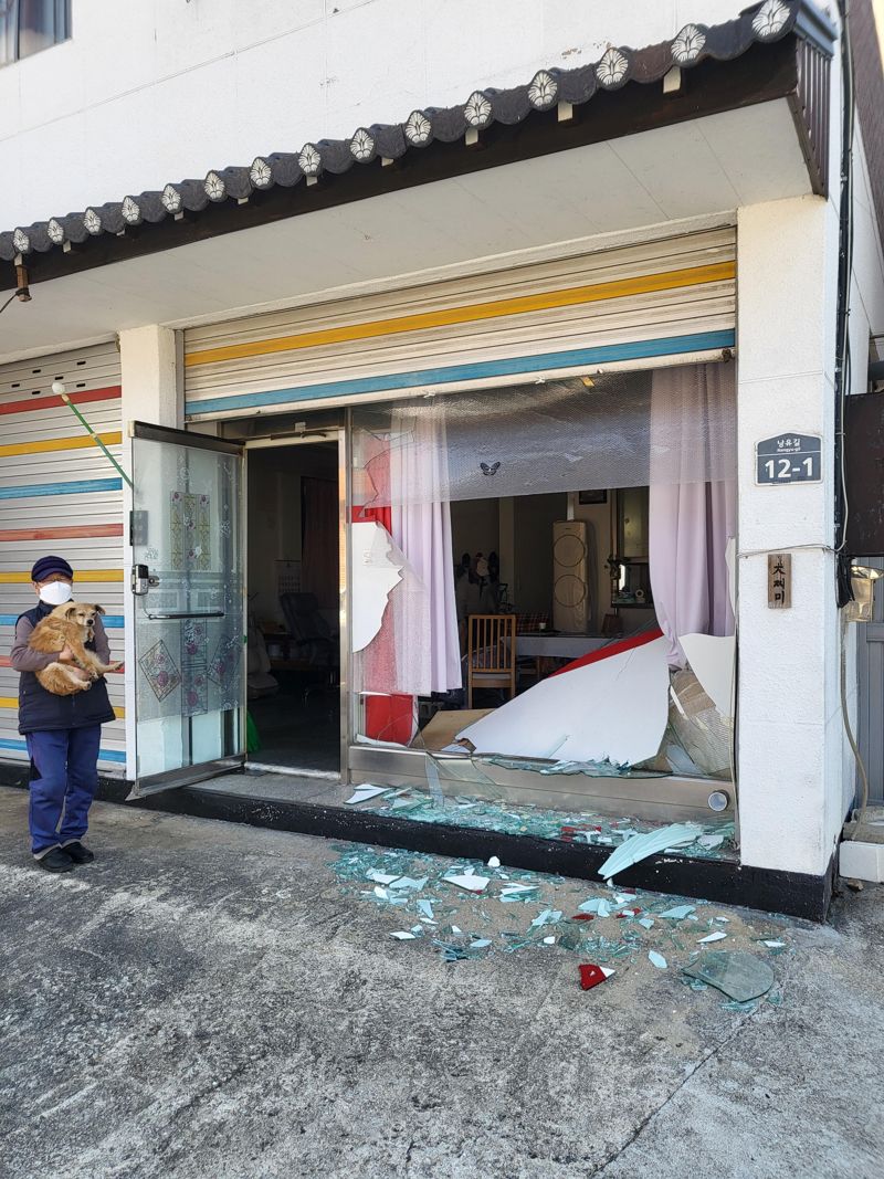 [르포] "쿵 소리 들리더니 펑"...전투기 포탄 오발에 포천 민가 '와르르'