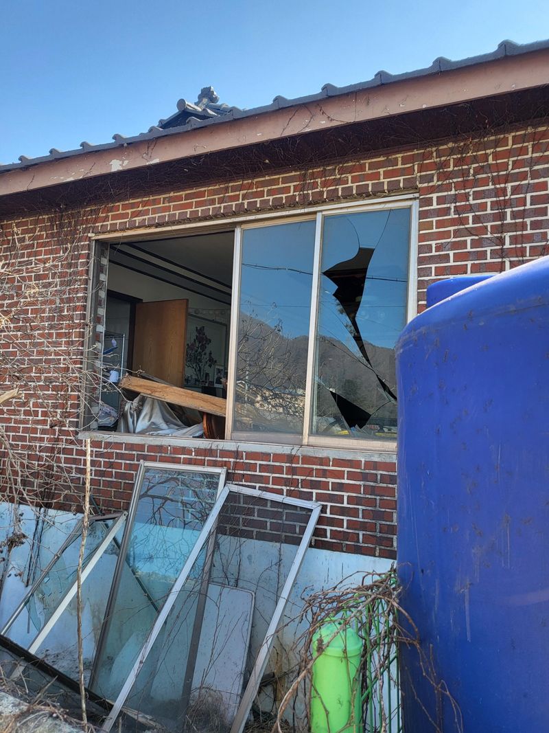 [르포] "쿵 소리 들리더니 펑"...전투기 포탄 오발에 포천 민가 '와르르'