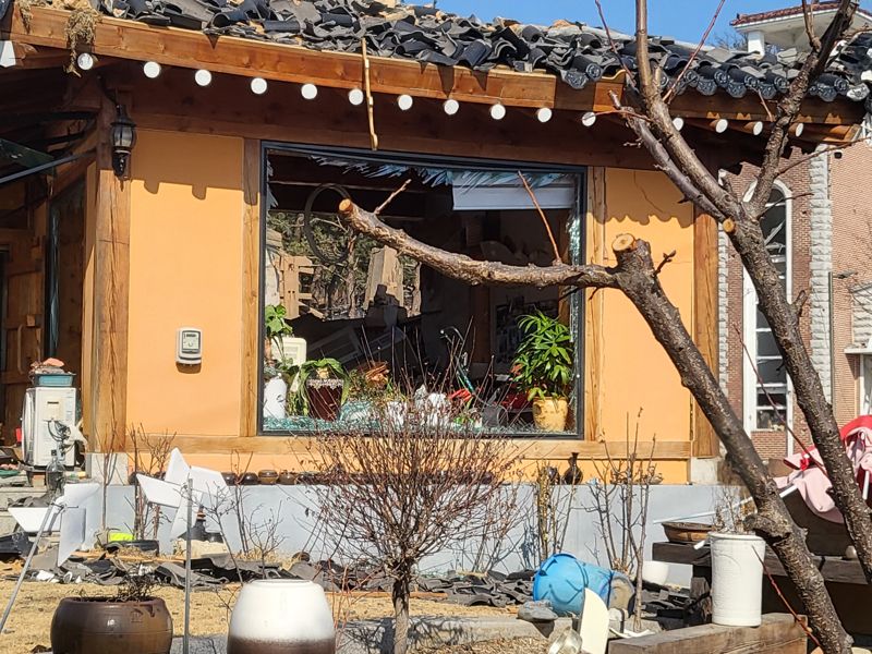 [르포] "쿵 소리 들리더니 펑"...전투기 포탄 오발에 포천 민가 '와르르'