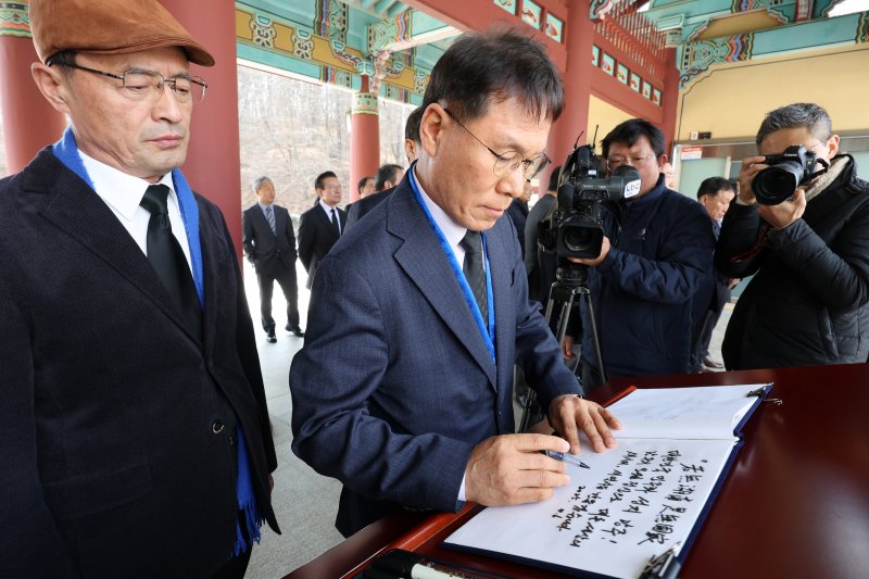방명록 작성하는 황인권 위원장 (광주=연합뉴스) 조남수 기자 = 더불어민주당 국방안보특별위원회 황인권 위원장이 6일 광주 북구 국립5·18민주묘지에서 방명록을 작성하고 있다. 2025.3.6 iso64@yna.co.kr (끝)