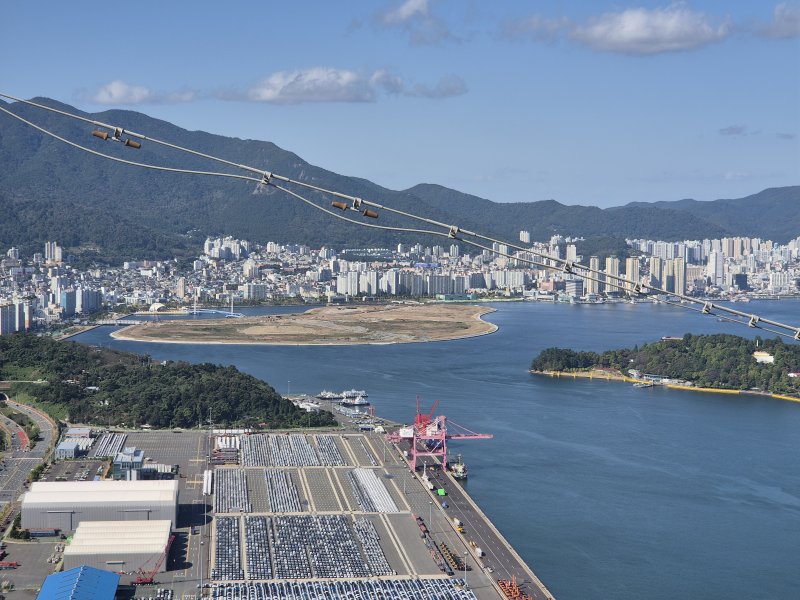 [창원=뉴시스] 강경국 기자 = 경남 창원시 마산만에 조성 중인 마산해양신도시. 2024.10.25. kgkang@newsis.com