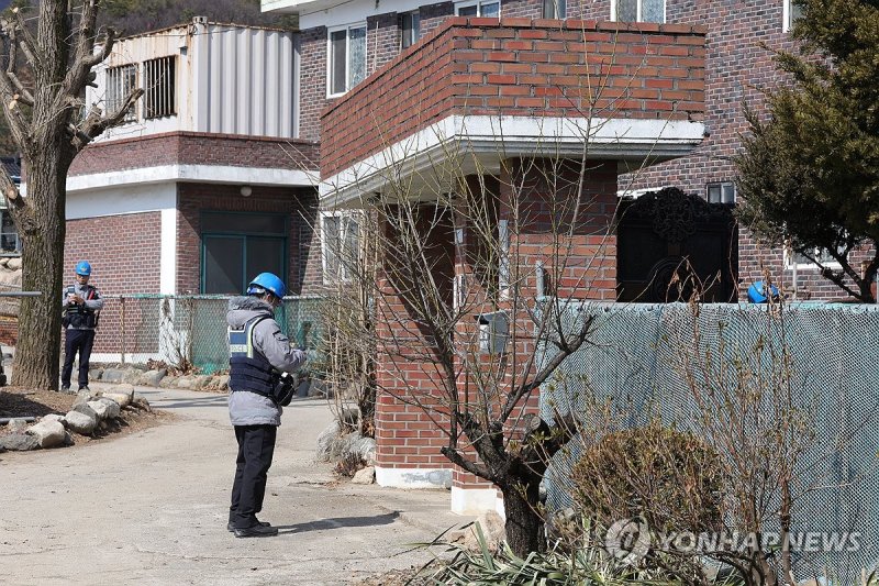 주민 대피시키는 경찰 (출처=연합뉴스)