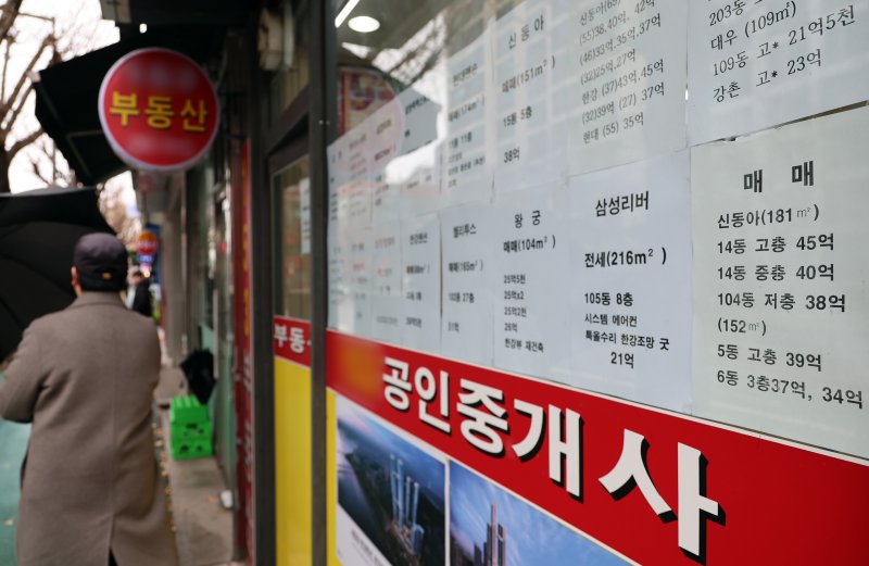 [서울=뉴시스] 김금보 기자 = 지난 4일 서울시내 한 공인중개사무소에 아파트 거래정보가 게시돼있다.서울 강남권과 한강벨트 등 일대 지역 집값이 상승하면서, 서울 아파트 평균 가격이 역대 최고점을 기록했다. 부동산R114의 서울 25개 자치구 아파트 155만가구(임대 제외) 평균 가격(호가와 시세, 지역별 평균 등을 반영해 산정) 조사에 따르면 지난 1월 기준 서울 아파트의 평균 가격은 13억8289만원을 기록, 이전 최고점인 2022년 5월의 13억7532만원을 넘어섰다. 2025.03.06. kgb@newsis.com