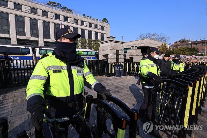 경계 삼엄한 헌재 앞 (출처=연합뉴스)