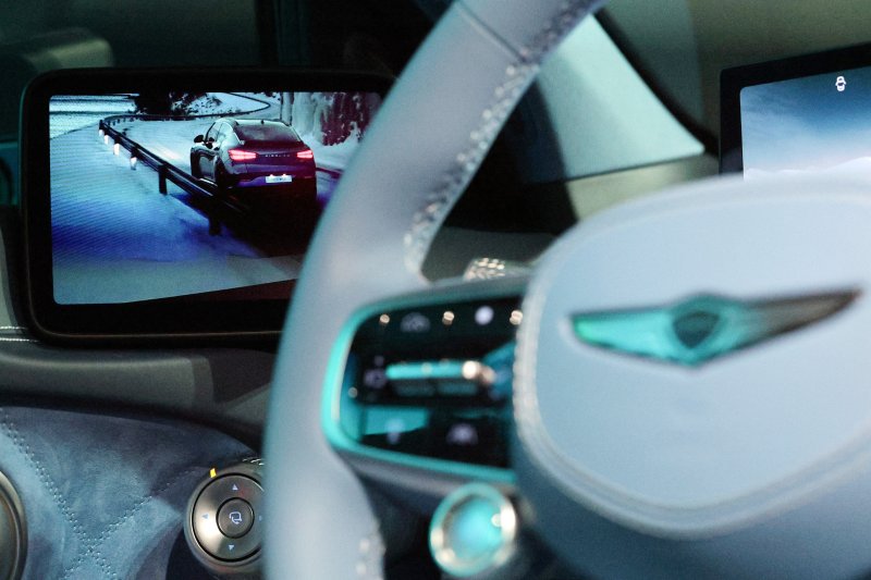 6일 서울 성동구 MM성수에서 제네시스 전기차 GV60 부분변경 모델이 공개되고 있다. 신형 GV60은 에너지 밀도가 높은 4세대 배터리를 탑재해 1회 충전 주행가능거리를 451㎞에서 481㎞(복합, 스탠다드 2WD 기준)로 늘렸다. 2025.3.6/뉴스1 ⓒ News1 신웅수 기자