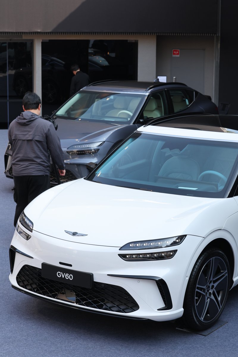 6일 서울 성동구 MM성수에서 제네시스 전기차 GV60 부분변경 모델이 공개되고 있다. 신형 GV60은 에너지 밀도가 높은 4세대 배터리를 탑재해 1회 충전 주행가능거리를 451㎞에서 481㎞(복합, 스탠다드 2WD 기준)로 늘렸다. 2025.3.6/뉴스1 ⓒ News1 신웅수 기자
