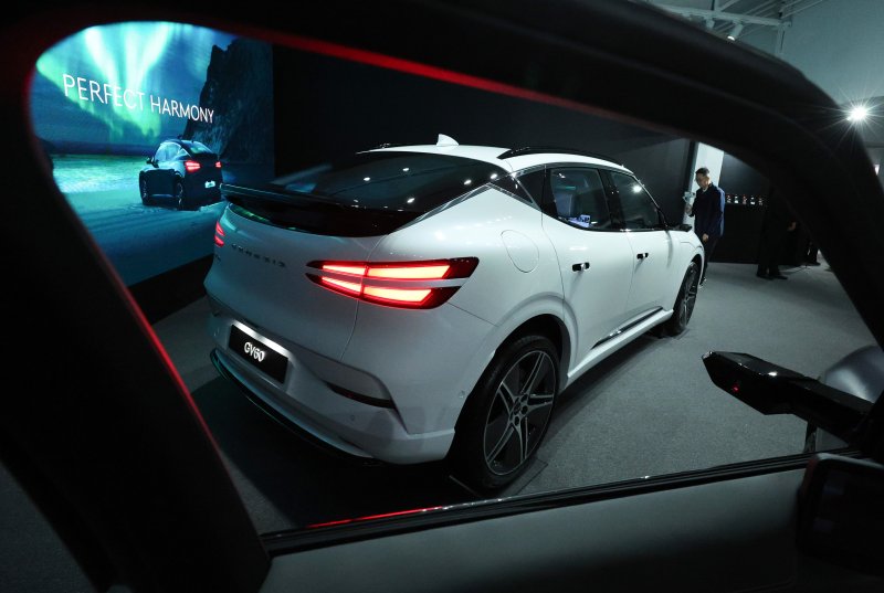 6일 서울 성동구 MM성수에서 제네시스 전기차 GV60 부분변경 모델이 공개되고 있다. 신형 GV60은 에너지 밀도가 높은 4세대 배터리를 탑재해 용1회 충전 주행가능거리를 451㎞에서 481㎞(복합, 스탠다드 2WD 기준)로 늘렸다. 2025.3.6/뉴스1 ⓒ News1 신웅수 기자