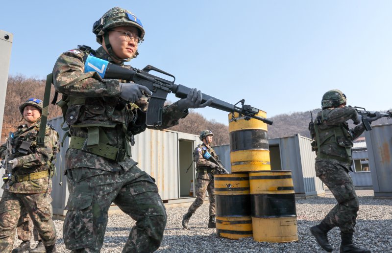 육군 제51보병사단의 2025년 첫 예비군훈련이 실시된 6일 경기 화성시 수원·화성·오산과학화예비군훈련장에서 예비군들이 영상모의 사격, 시가지 전투 등 훈련을 받고 있다. 2025.3.6/뉴스1 ⓒ News1 경기사진공동취재단