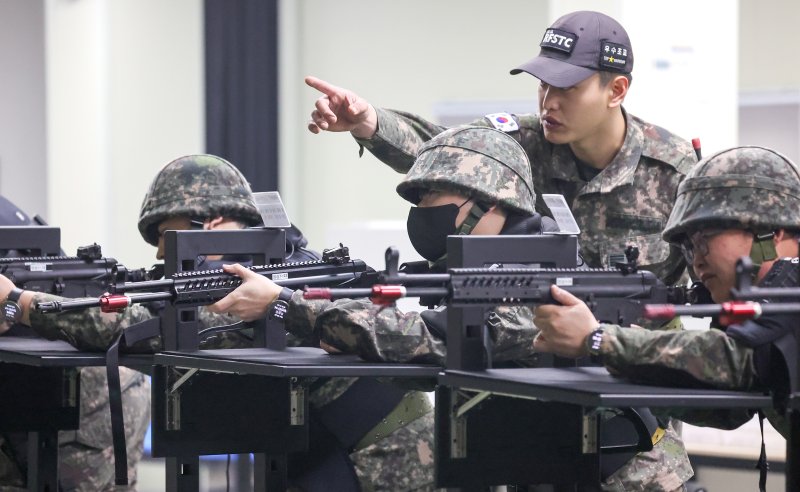 육군 제51보병사단의 2025년 첫 예비군훈련이 실시된 6일 경기 화성시 수원·화성·오산과학화예비군훈련장에서 예비군들이 영상모의 사격, 시가지 전투 등 훈련을 받고 있다. 2025.3.6/뉴스1 ⓒ News1 경기사진공동취재단