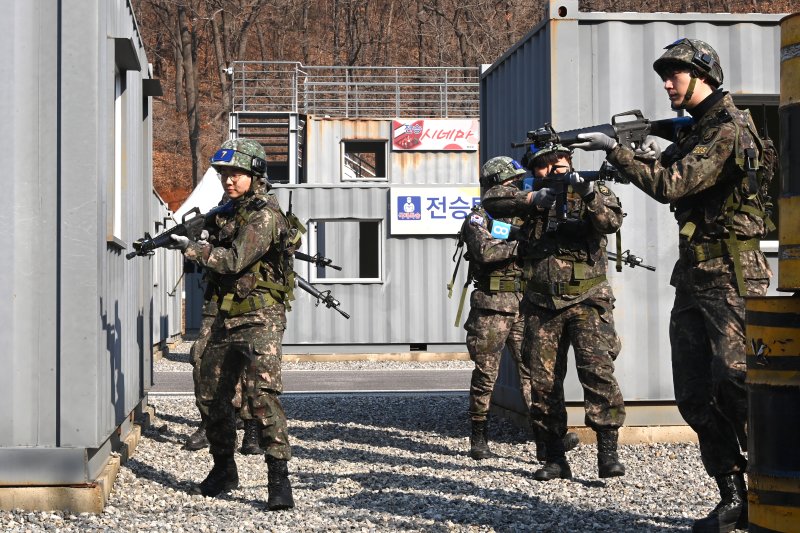 육군 제51보병사단의 2025년 첫 예비군훈련이 실시된 6일 경기 화성시 수원·화성·오산과학화예비군훈련장에서 예비군들이 영상모의 사격, 시가지 전투 등 훈련을 받고 있다. 2025.3.6/뉴스1 ⓒ News1 경기사진공동취재단