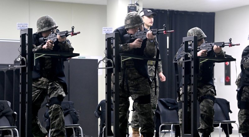 육군 제51보병사단의 2025년 첫 예비군훈련이 실시된 6일 경기 화성시 수원·화성·오산과학화예비군훈련장에서 예비군들이 영상모의 사격, 시가지 전투 등 훈련을 받고 있다. 2025.3.6/뉴스1 ⓒ News1 경기사진공동취재단