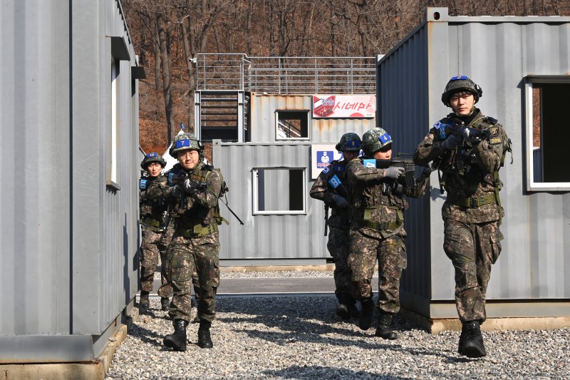 육군 제51보병사단의 2025년 첫 예비군훈련이 실시된 6일 경기 화성시 수원·화성·오산과학화예비군훈련장에서 예비군들이 영상모의 사격, 시가지 전투 등 훈련을 받고 있다. 2025.3.6/뉴스1 ⓒ News1 경기사진공동취재단