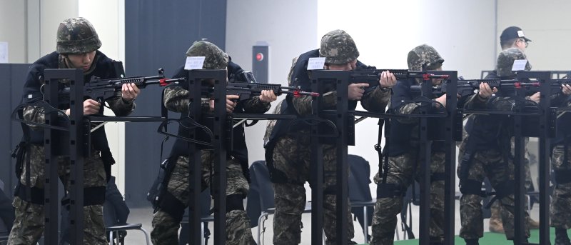 육군 제51보병사단의 2025년 첫 예비군훈련이 실시된 6일 경기 화성시 수원·화성·오산과학화예비군훈련장에서 예비군들이 영상모의 사격, 시가지 전투 등 훈련을 받고 있다. 2025.3.6/뉴스1 ⓒ News1 경기사진공동취재단