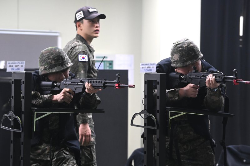 육군 제51보병사단의 2025년 첫 예비군훈련이 실시된 6일 경기 화성시 수원·화성·오산과학화예비군훈련장에서 예비군들이 영상모의 사격, 시가지 전투 등 훈련을 받고 있다. 2025.3.6/뉴스1 ⓒ News1 경기사진공동취재단