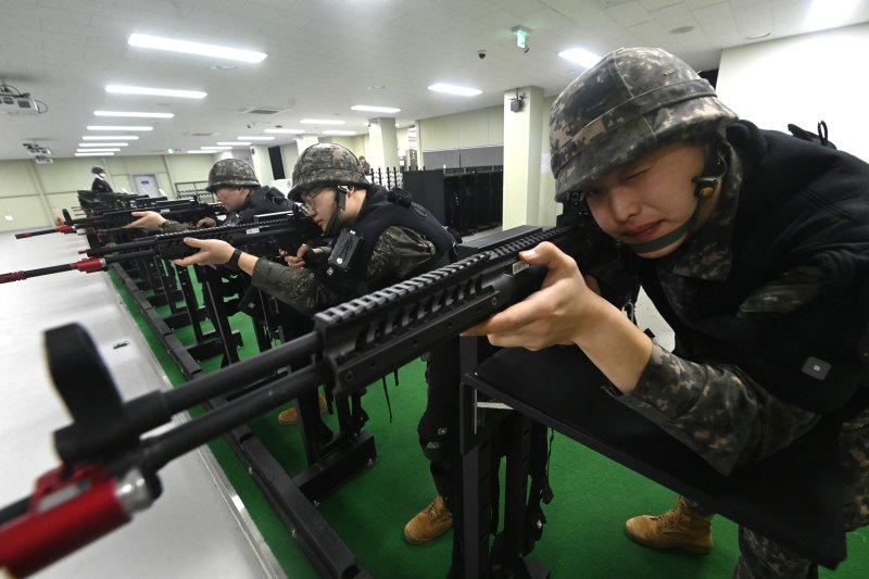 육군 제51보병사단의 2025년 첫 예비군훈련이 실시된 6일 경기 화성시 수원·화성·오산과학화예비군훈련장에서 예비군들이 영상모의 사격, 시가지 전투 등 훈련을 받고 있다. 2025.3.6/뉴스1 ⓒ News1 경기사진공동취재단