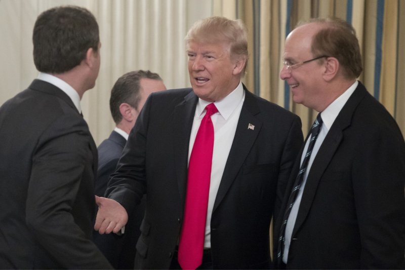 도널드 트럼프 미국 대통령과 래리 핑크 블랙록 CEO(오른쪽) (출처=연합뉴스)