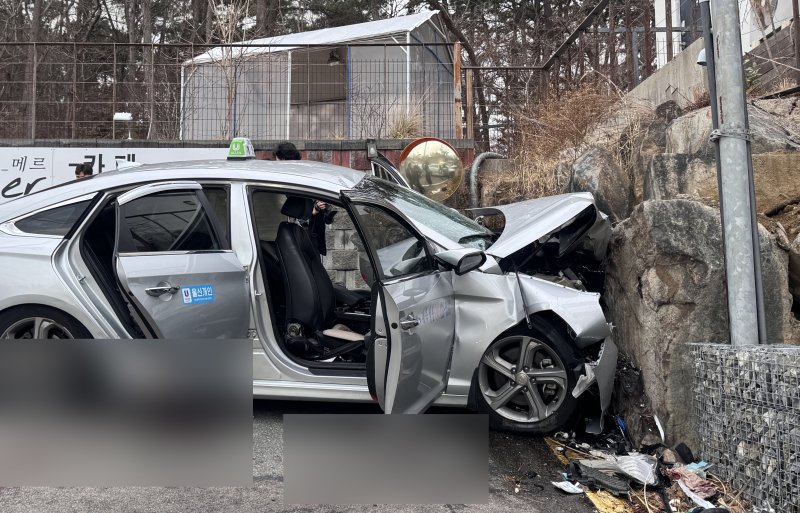 4명이 숨지고 1명이 중상을 입은 울산 울주군 서생면 주택가 택시 사고 현장. 뉴스1