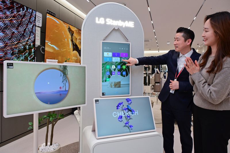 전작 이어 '흥행 돌풍' LG 스탠바이미 2…LG전자 매장서 직접 체험