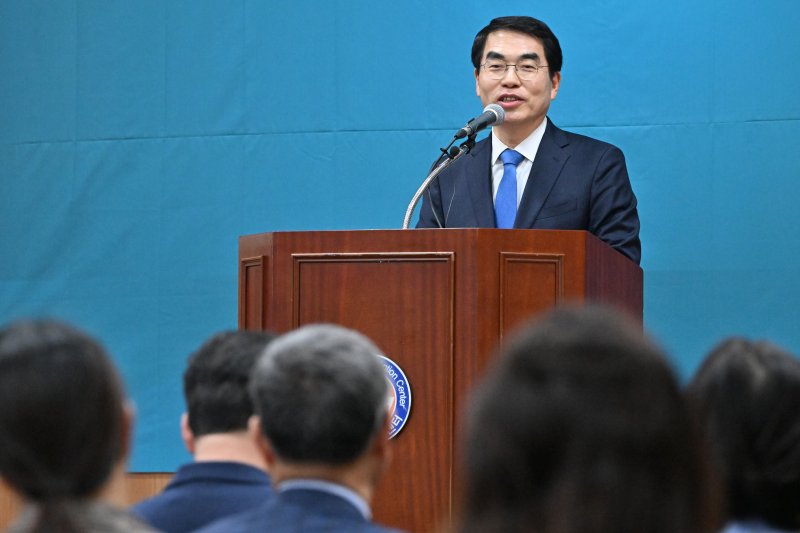 [광주=뉴시스] 이영주 기자 = 양기대 희망과 대안 포럼 이사장이 6일 오후 광주 서구 김대중컨벤션센터에서 열린 포럼 광주지부 창립식에 참석해 인사말하고 있다. 2025.03.06. leeyj2578@newsis.com