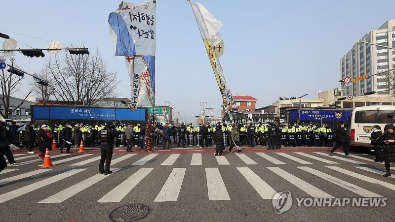 헌법재판소 인근 폴리스라인 설치 (출처=연합뉴스)
