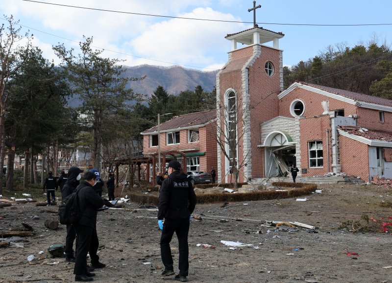한미 연합훈련 도중 전투기의 폭탄이 민가에 떨어지는 오폭 사고가 발생한 6일 오후 경기 포천시 이동면 노곡리에서 과학수사대가 현장을 살펴보고 있다. (공동취재) 2025.3.6/뉴스1 ⓒ News1 이동해 기자