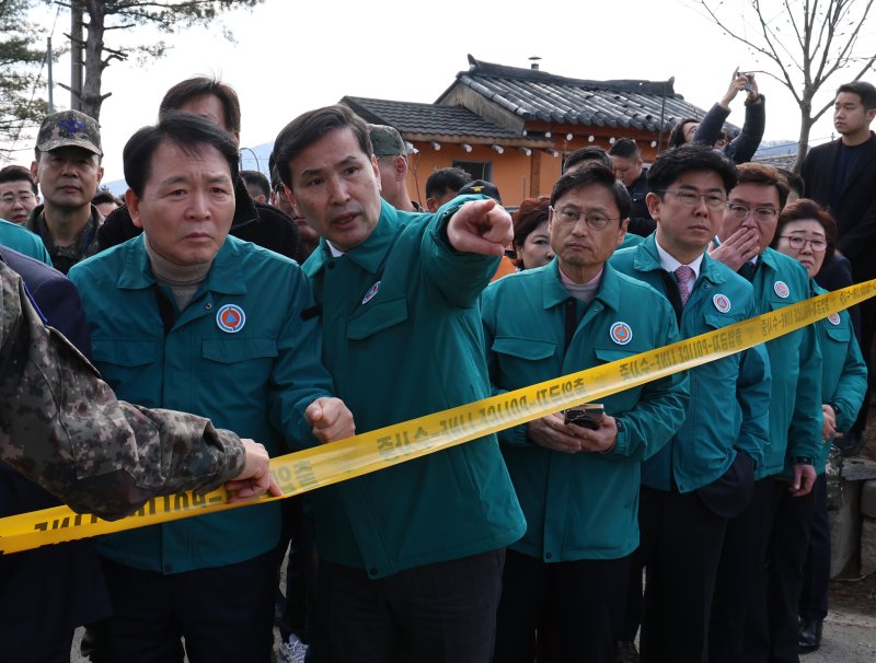 성일종 국회 국방위원장과 김선호 국방부 장관 직무대행이 6일 오후 경기 포천시 이동면 노곡리 포탄 사고 현장을 살펴보고 있다. (공동취재) 2025.3.6/뉴스1 ⓒ News1 이동해 기자