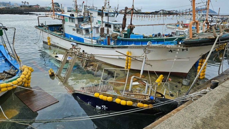 [제주=뉴시스] 2일 제주시 한림읍 수원포구에서 선박 침수 사고가 발생했다. (사진=제주지방해양경찰청 제공) 2025.03.06. photo@newsis.com