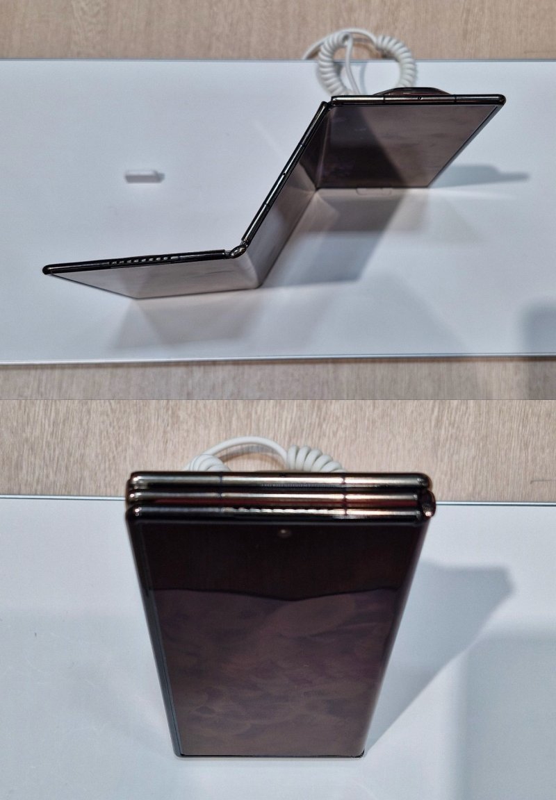 화웨이의 트리폴드폰 '메이트 XT'를 펼친 모습(위)과 모두 접은 모습(아래). 2025.03.05. ⓒ 뉴스1 신은빈 기자