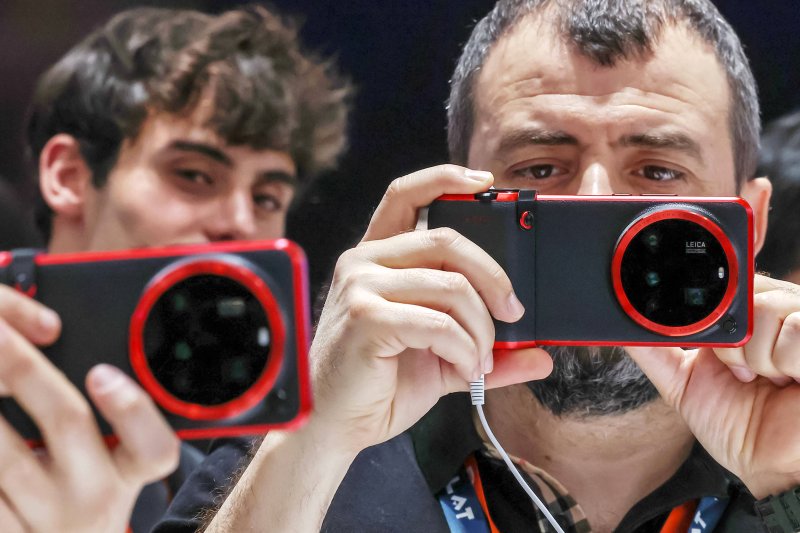 4일(현지시간) 스페인 바르셀로나 피라 그란 비아 전시장에서 열린 '모바일 월드 콩그레스(MWC) 2025'를 찾은 관람객들이 샤오미 부스에서 독일 카메라 브랜드 라이카와 협업해 만든 샤오미 15 울트라를 체험하고 있다. MWC는 전세계 800여 개의 이동통신사가 참여하는 세계이동통신사업자연합회(GSMA)가 주관하는 행사로, 미국과 독일에서 각각 열리는 CES, IFA와 함께 3대 전자·IT 전시회로 꼽힌다. 올해 MWC에 참가하는 한국 기업은 187곳으로 지난해보다 22곳이 늘었다. 2025.3.4/뉴스1 ⓒ News1 민경석 기