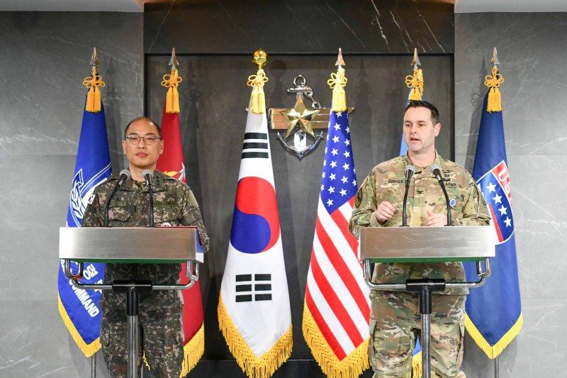 이성준 합동참모본부 공보실장(왼쪽)과 라이언 도널드 스포츠 토토 배트맨사 공보실장이 지난 6일 서울 용산구 합동참모본부에서 열린 2025년 스포츠 토토 배트맨연습 '자유의 방패(FS)' 공동 브리핑에서 연합연습 계획을 발표하고 있다. 뉴스1