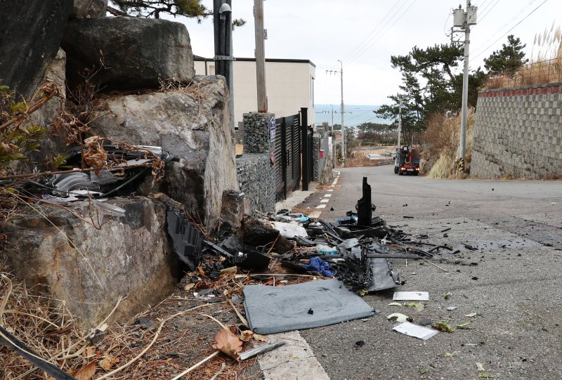 4명이 숨지고 1명이 중상을 입은 울산 택시 사고 현장. 택시가 충돌한 석축 아래에 부서진 차량 잔해가 널려 있다. 연합뉴스