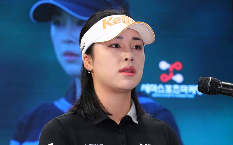 [서울=뉴시스] 김혜진 기자 = 미국여자프로골프(LPGA)투어 진출을 확정한 윤이나(왼쪽)가 지난해 12월26일 오후 서울 영등포구 루나미엘레에서 열린 기자회견에서 질문에 답하고 있다. 2024.12.26. jini@newsis.com