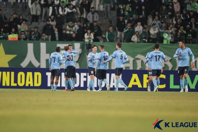 [서울=뉴시스] 프로축구 K리그1 전북현대와 2024~2025시즌 ACL2 8강 1차전을 치른 시드니 선수단. (사진=한국프로축구연맹 제공) *재판매 및 DB 금지